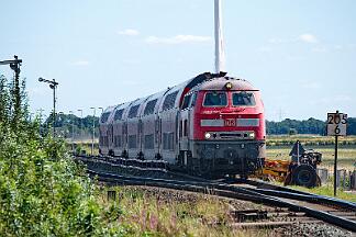 2025-08-18-115 Emmelsbüll Lehnshallig 218 470 mit einer Doppelstock-Garnitur nach Westerland.