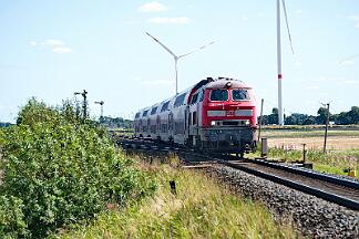 2025-08-18-116 Emmelsbüll Lehnshallig 218 470 mit einer Doppelstock-Garnitur nach Westerland.