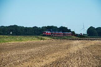 2025-08-18-126 Niebüll Südergotteskogweg 218 366 (vorne) und 218 832 mit Autozug nach Westerland.