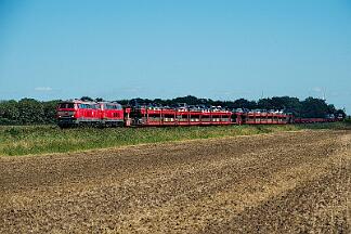 2025-08-18-129 Niebüll Südergotteskogweg 218 366 (vorne) und 218 832 mit Autozug nach Westerland.