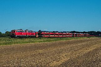 2025-08-18-133 Niebüll Südergotteskogweg 218 366 (vorne) und 218 832 mit Autozug nach Westerland.