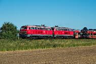 2025-08-18-136 Niebüll Südergotteskogweg 218 366 (vorne) und 218 832 mit Autozug nach Westerland.