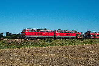 2025-08-18-138 Niebüll Südergotteskogweg 218 366 (vorne) und 218 832 mit Autozug nach Westerland.