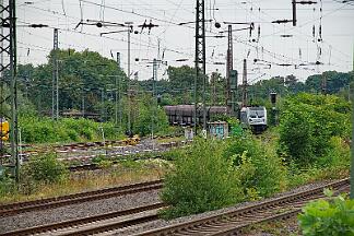 2025-08-28-042 Bochum Langendreer 187 348 wartet mehrere Minuten am Signal.