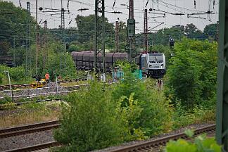 2025-08-28-043 Bochum Langendreer 187 348 wartet mehrere Minuten am Signal.