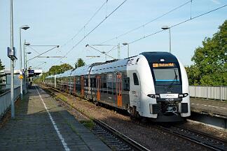2025-09-24-001 Dortmund Oespel Umgeleiteter RE 1 nach Aachen, 462 028.