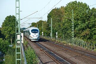 2025-09-24-012 Dortmund Oespel Umgeleiteter ICE 1223 nach München, Regenbogen-ICE 403 022,