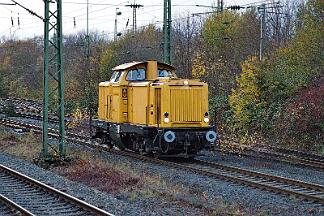 2025-11-13-012 Bochum Langendreer 212 097 fährt Lz Richtung WItten