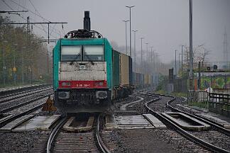 2025-11-15-007 Duisburg Rheinhausen Ost E 186 250 hängt kalt am Zugschluss.
