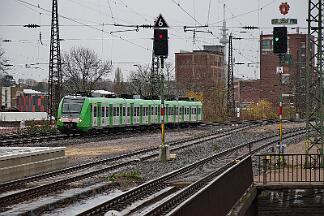 2025-11-28-032 Bochum Hbf 422 041 fährt leer Richtung Essen