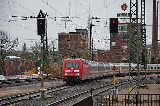 2025-11-28-033 Bochum Hbf 101 085 mit IC 2013 nach Oberstdorf.