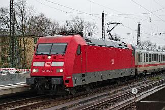 2025-11-28-035 Bochum Hbf 101 085 mit IC 2013 nach Oberstdorf.