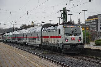2025-11-28-051 Bochum Hbf 147 582 schiebt IC 2