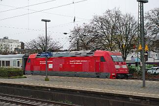 2025-11-28-068 Bochum Hbf 101 121 schiebt IC 2155 nach Jena.