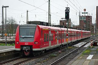 2025-11-28-077 Bochum Hbf 425 094 und 425 092 (hinten) auf Überführungsfahrt