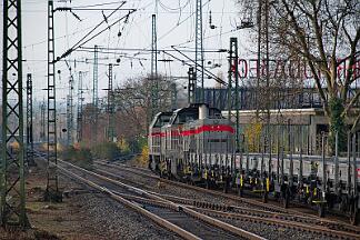 2025-12-05-035 Bochum Hbf 271 022 und 4120 001 mit Schotterzug Richtung Riemke.