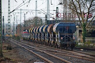 2025-12-05-037 Bochum Hbf 271 022 und 4120 001 mit Schotterzug Richtung Riemke.