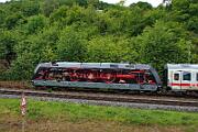 101 127 - 2025-07-14-040 Remagen Oberwinter Stark verspäteter IC 2013 auf dem Weg nach Oberstdorf mit der neuen Werbelok 101 127.