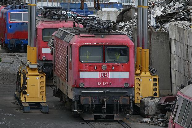 111 051