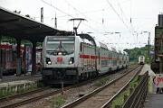 147 568 - 2025-07-14-053 Bonn Mehlem 147 568, rechts steht der RE 5 nach Oberhausen, der hier gestrandet ist.