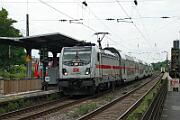 147 568 - 2025-07-14-054 Bonn Mehlem 147 568, rechts steht der RE 5 nach Oberhausen, der hier gestrandet ist.
