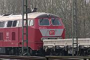218 402 - 2025-03-25-003 Dortmund Somborn Während in Marten-Süd die Strecke sarniert wird, wartet ein Schotterzug weiter westlich auf Arbeit: 218 402
