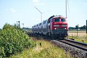 218 470 - 2025-08-18-117 Emmelsbüll Lehnshallig 218 470 mit einer Doppelstock-Garnitur nach Westerland.