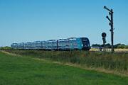 245 204 - 2025-08-18-079 Emmelsbüll Lehnshallig 245 204 schiebt die zweite modernisierte Married Pair-Garnitur Richtung Niebüll.