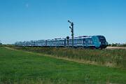 245 204 - 2025-08-18-080 Emmelsbüll Lehnshallig 245 204 schiebt die zweite modernisierte Married Pair-Garnitur Richtung Niebüll.