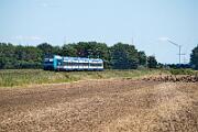 245 215 - 2025-08-18-118 Niebüll Südergotteskogweg 245 215 mit RE 6 nach Westerland.
