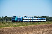 245 215 - 2025-08-18-120 Niebüll Südergotteskogweg 245 215 mit RE 6 nach Westerland.