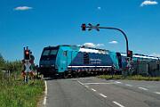246 001 - 2025-08-18-051 Emmelsbüll Lehnshallig 246 001 schiebt eine modernisierte Married Pair-Garnitur.