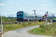 246 001 - 2025-08-18-052 Emmelsbüll Lehnshallig 246 001 schiebt eine modernisierte Married Pair-Garnitur.