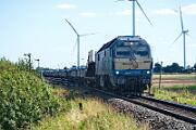 251 003 - 2025-08-18-110 Emmelsbüll Lehnshallig 251 003 kommt aus Niebüll zurück.