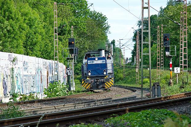 275 806