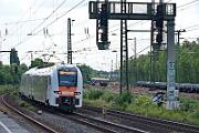 462 070 - 2025-07-10-016 Bochum Ehrenfeld 427 108 und 426 106 bleiben auf der Strecke stehen, nach 15 Minuten geht es weiter. 462 070 rollt auf dem Gegengleis am RE 16 vorbei.
