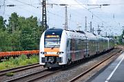 462 076 - 2025-07-10-012 Bochum Ehrenfeld 462 076 rollt auf dem Gegengleis am RE 16 vorbei.
