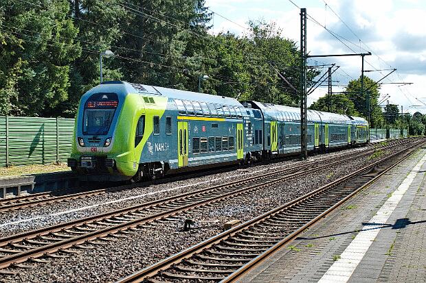 445 025
