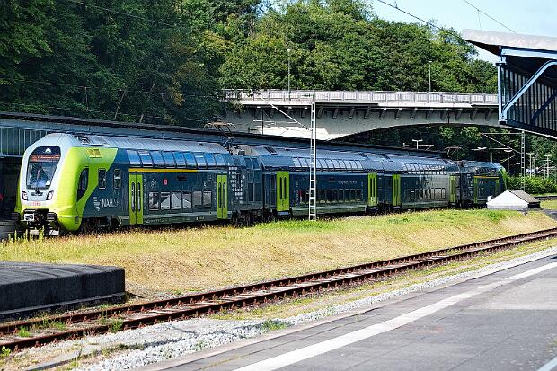 445 104