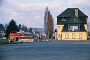 1986-22-011 Arnsberg Hüsten Ost Im April 1986 fand eine Bereisung durch die Bahnaufsicht auf der RLG-Strecke Hüsten-Arnsberg statt. Der Generatorwagen Wgm 2311 der WLE wurde von der RLG D66...
