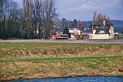 1986-22-012 Arnsberg Hüsten Ost Im April 1986 fand eine Bereisung durch die Bahnaufsicht auf der RLG-Strecke Hüsten-Arnsberg statt. Der Generatorwagen Wgm 2311 der WLE wurde von der RLG D66...