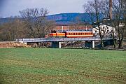 1986-22-014 Arnsberg Im April 1986 fand eine Bereisung durch die Bahnaufsicht auf der RLG-Strecke Hüsten-Arnsberg statt. Der Generatorwagen Wgm 2311 der WLE wurde von der RLG D66...
